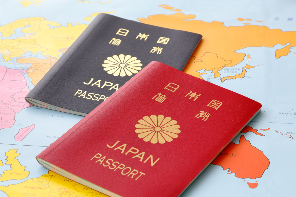 paszporty japonskie lezace na mapie swiata